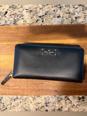 kate spade Black Pebbled Leather Zip Wallet with Gold Plaque